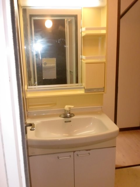 洗面設備　※同物件、別部屋の写真です。