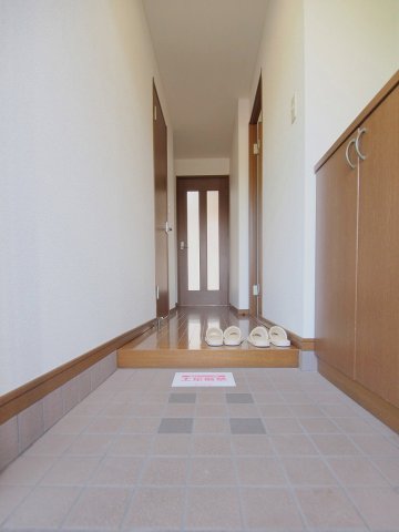 玄関　※写真は同物件別部屋の写真です。