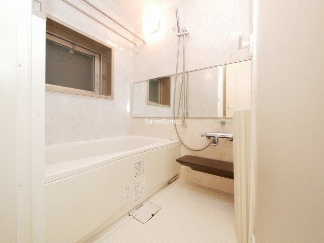 バス・シャワールーム　コンパクトで使いやすいお風呂です