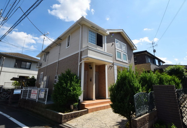 建物外観　～青い空っ、白い雲っ～