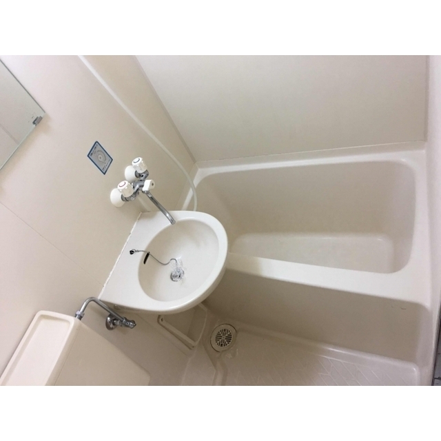 バス・シャワールーム　コンパクトで使いやすいお風呂です