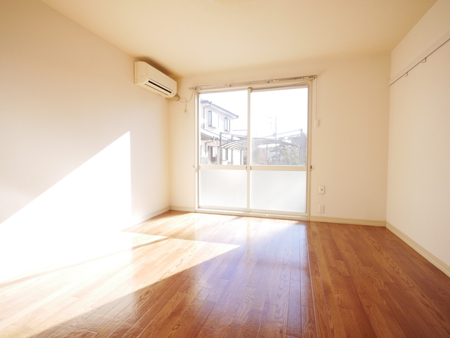 その他部屋・スペース　★大きな窓から日が差し込む洋室です★