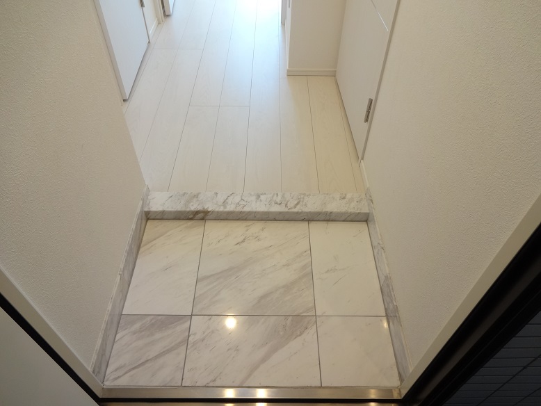 玄関　同マンション別部屋