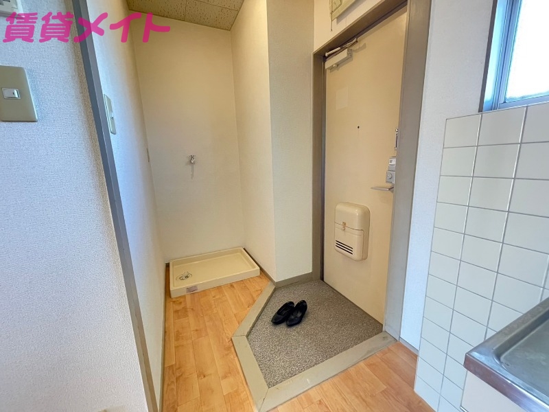 玄関　別部屋反転写真です