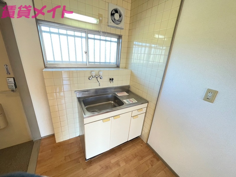 キッチン　別部屋反転写真です
