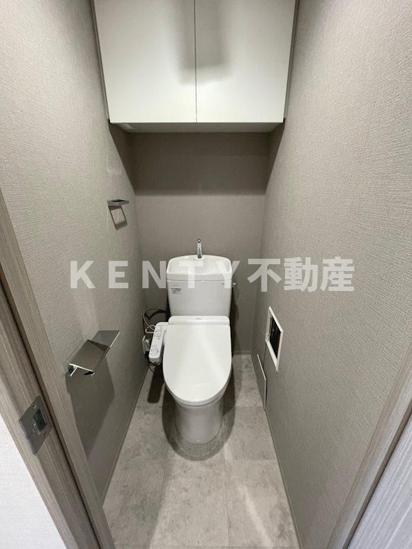 トイレ　落ち着いた色調のトイレです