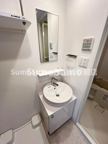 洗面設備　独立洗面台、朝の身支度には欠かせません