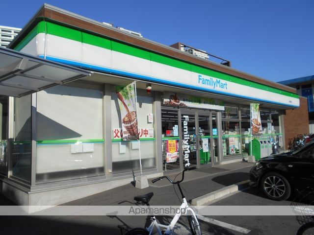 コンビニ　ファミリーマート（コンビニ）まで738m