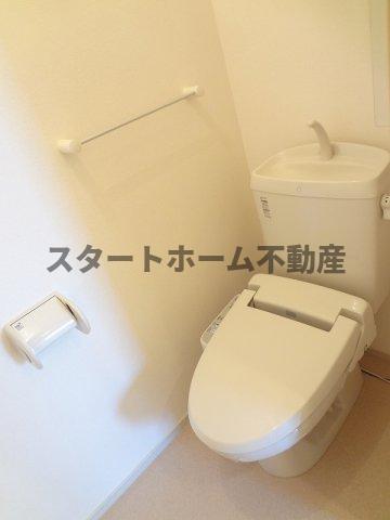 トイレ　落ち着いた色調のトイレです