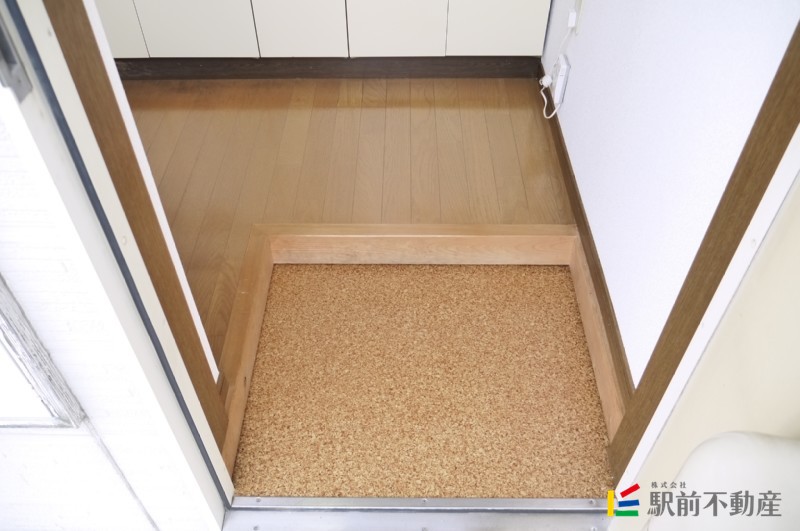 玄関　別部屋の写真です。