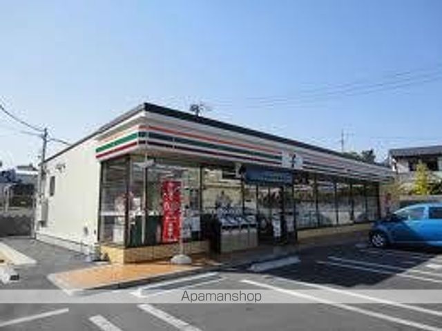 コンビニ　セブンイレブン（コンビニ）まで697m