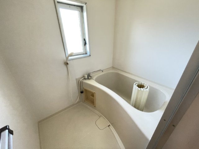 バス・シャワールーム　別部屋同一間取りのお写真となります。