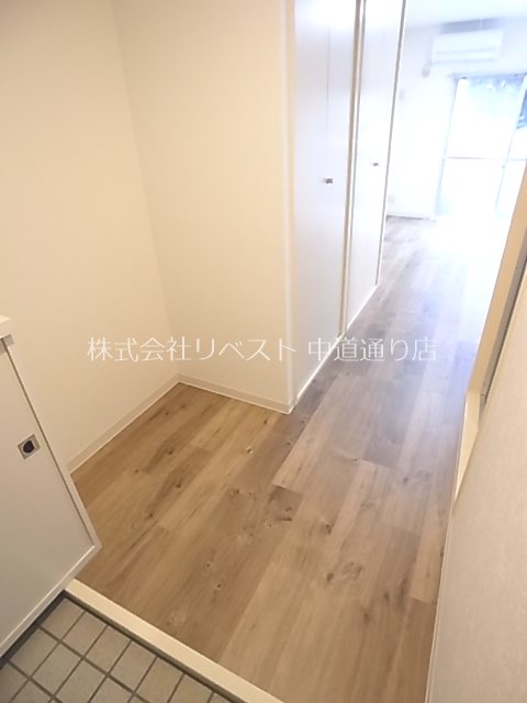 その他共有部分　棚も置ける玄関周り