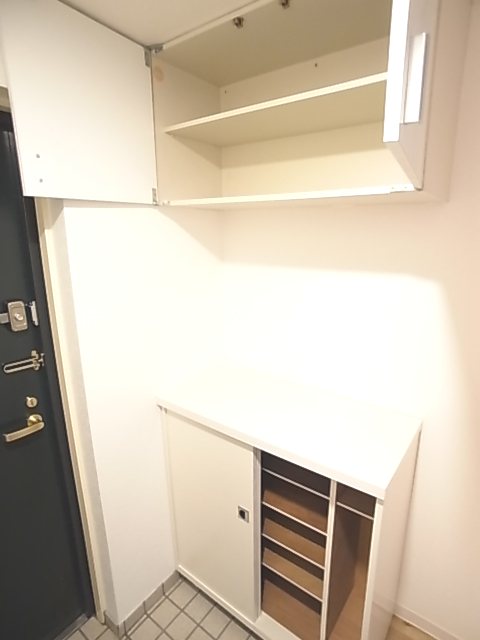 玄関　玄関収納も充実！