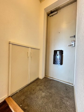 玄関　同物件、別号室の写真です。