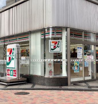 コンビニ　セブン－イレブン品川西五反田３丁目店（コンビニ）まで82m