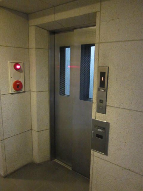 ロビー　２面採光です