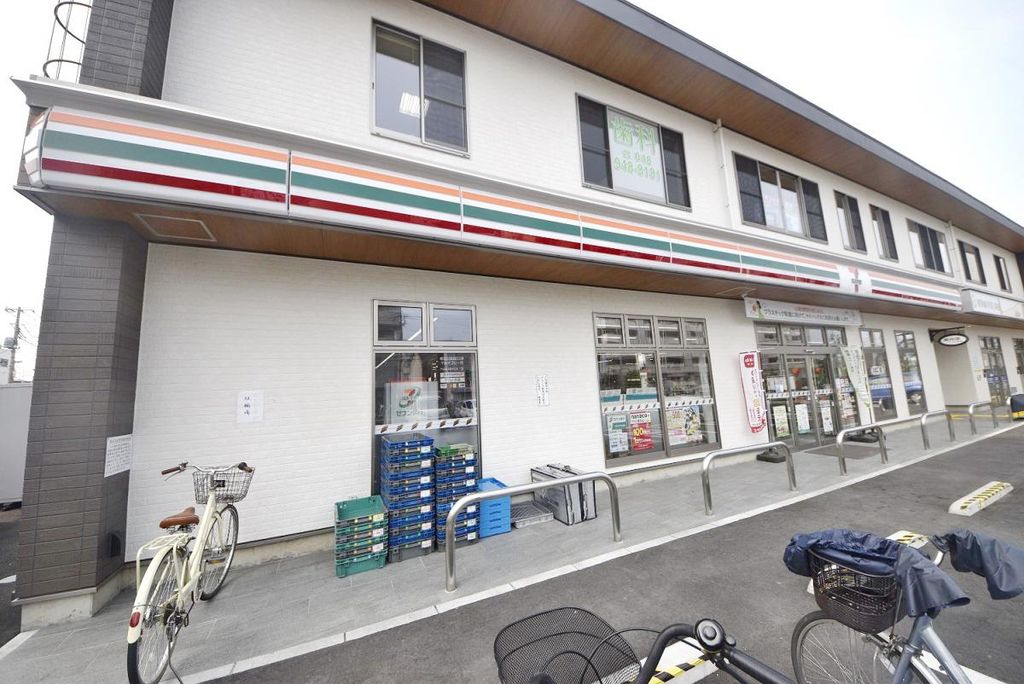 コンビニ　セブンイレブン草加新田駅東口店（コンビニ）まで50m