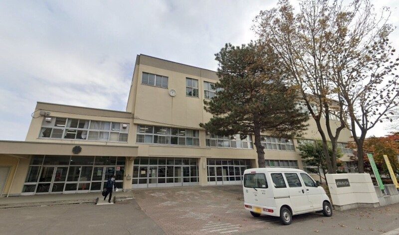 中学校　札幌市立幌東中学校（中学校）まで867m