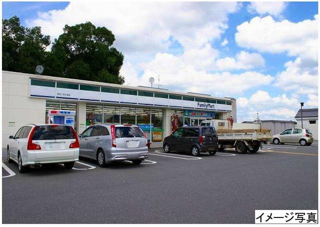 コンビニ　ファミリーマート近鉄東生駒駅前店（コンビニ）まで739m