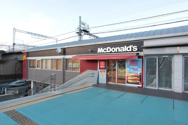 飲食店　マクドナルド近鉄東生駒駅前店（飲食店）まで656m