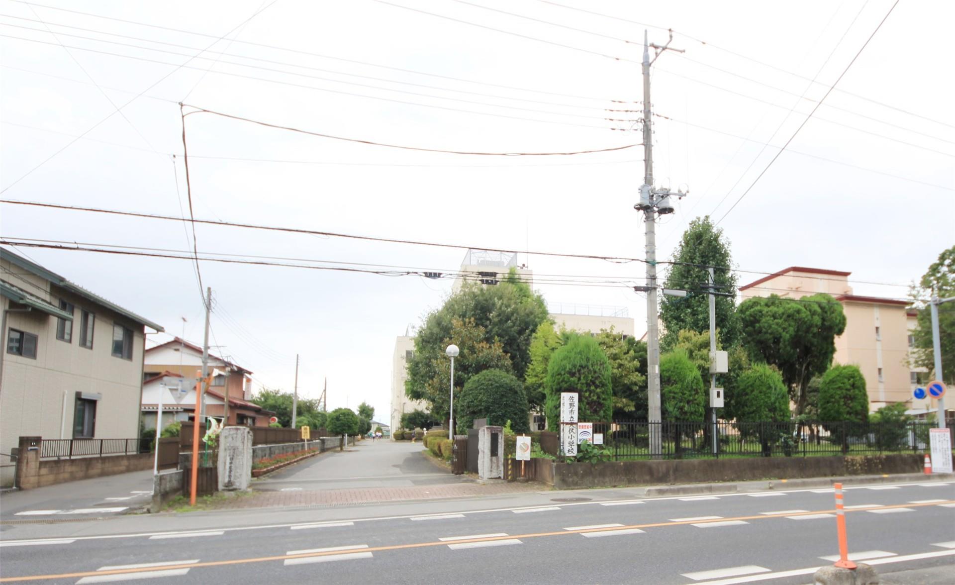 小学校　佐野市立犬伏小学校（小学校）まで1092m