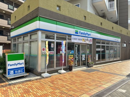 コンビニ　ファミリーマート 都筑ふれあいの丘駅前店（コンビニ）まで294m