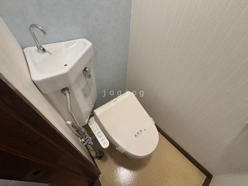 トイレ　ウォシュレットがついていて快適。
