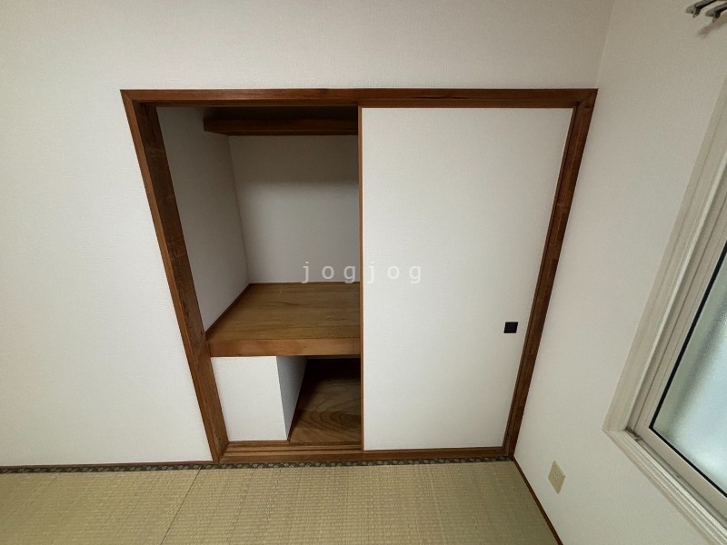 収納　衣類やダンボール等荷物も置きやすい。