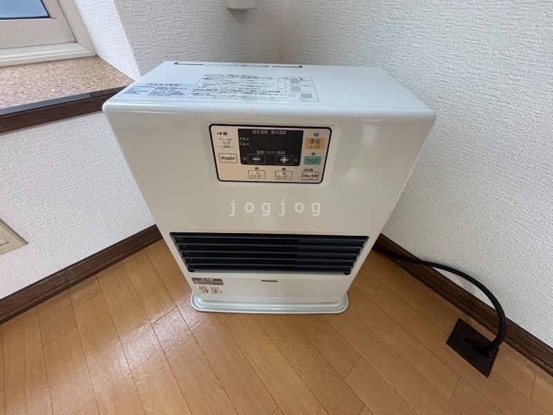 その他設備　灯油暖房でお部屋全体を暖めます。