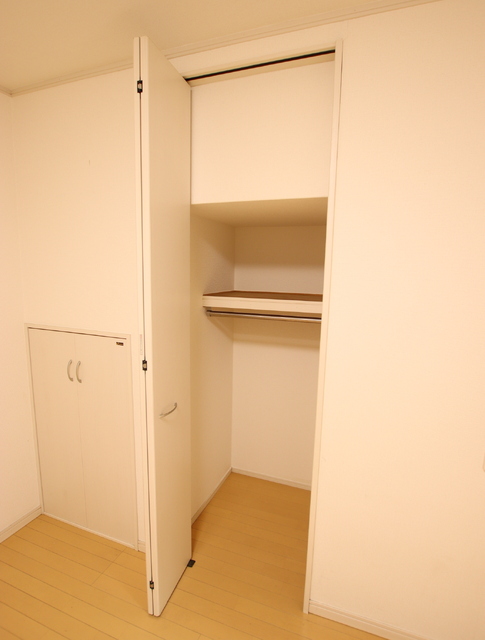 収納　清掃前のお写真となります。