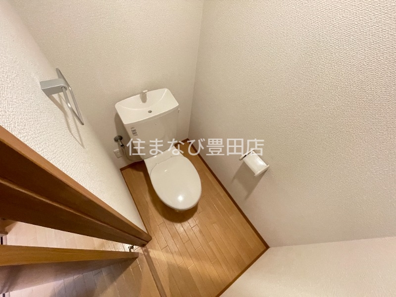 トイレ　別部屋写真（反転タイプ）