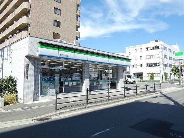 コンビニ　ファミリーマート（コンビニ）まで194m