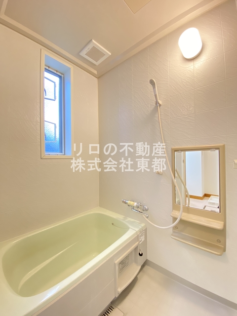 バス・シャワールーム　窓付きのバスルーム♪換気もできて気持ちいいですね♪
