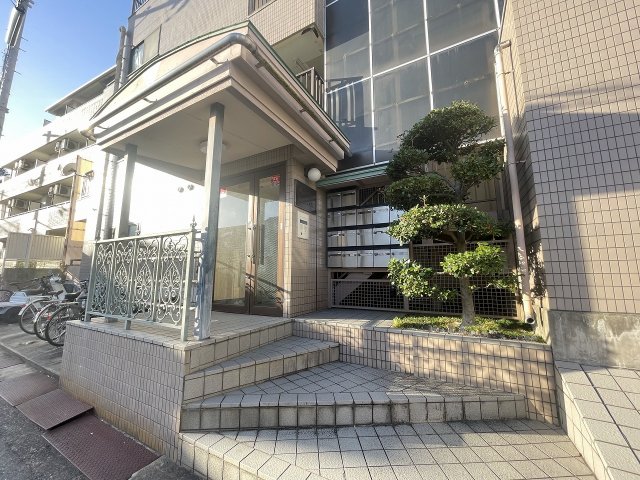 エントランス　落ち着いたエントランスです
