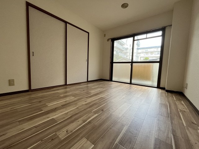 その他部屋・スペース　落ち着いた色調の寝室です