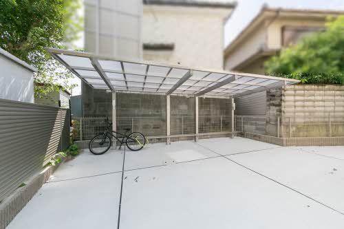 建物外観　屋根付きの駐輪場があります。