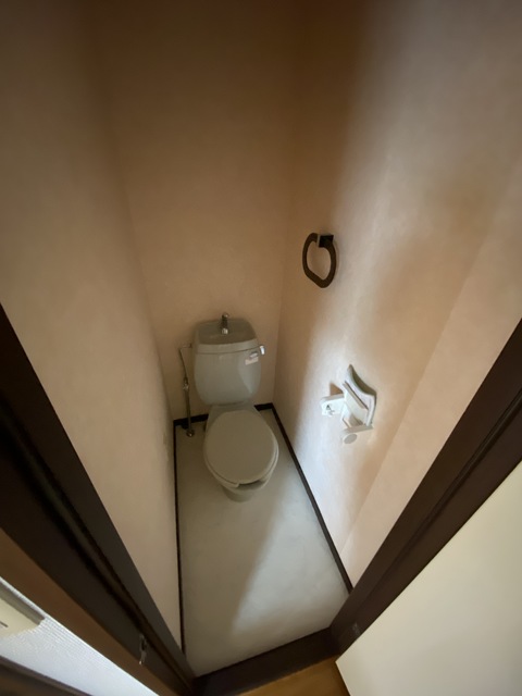 トイレ　落ち着く広さのトイレです。