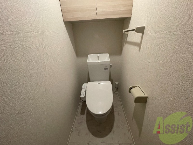 トイレ　収納も付いているトイレとなっておりました。