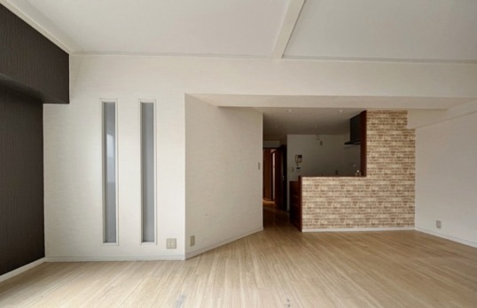 居室・リビング　大きな窓で明るいお部屋ですね