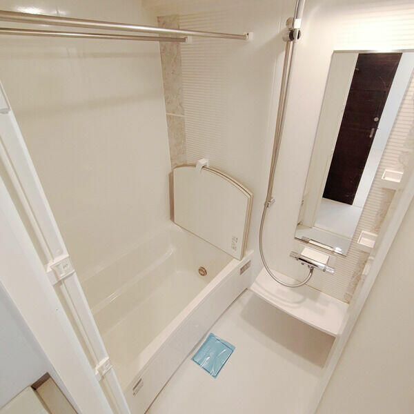 バス・シャワールーム　コンパクトで使いやすいお風呂です