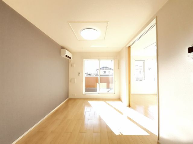 東武小泉線 本中野駅 徒歩8分 2階建 築10年の居間写真