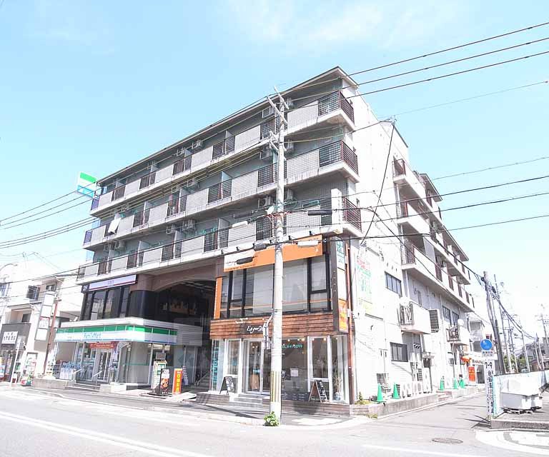 建物外観　テナントが入って便利そうです。