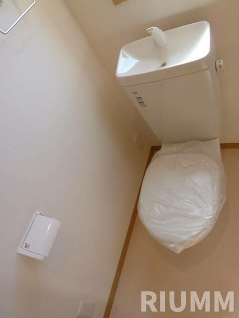 京王線 上北沢駅 徒歩8分 2階建 築12年のトイレ写真
