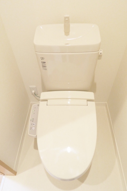 トイレ　便利な温水洗浄便座できれいさっぱり