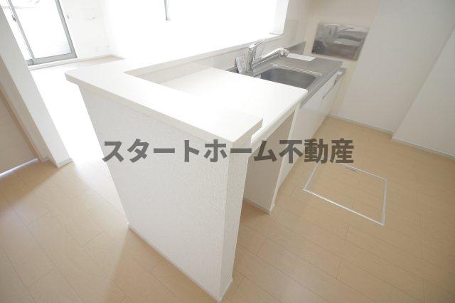 ＪＲ徳島線 徳島駅 バス乗車時間：20分 最寄りバス停で下車 徒歩2分 2階建 築13年のキッチン写真