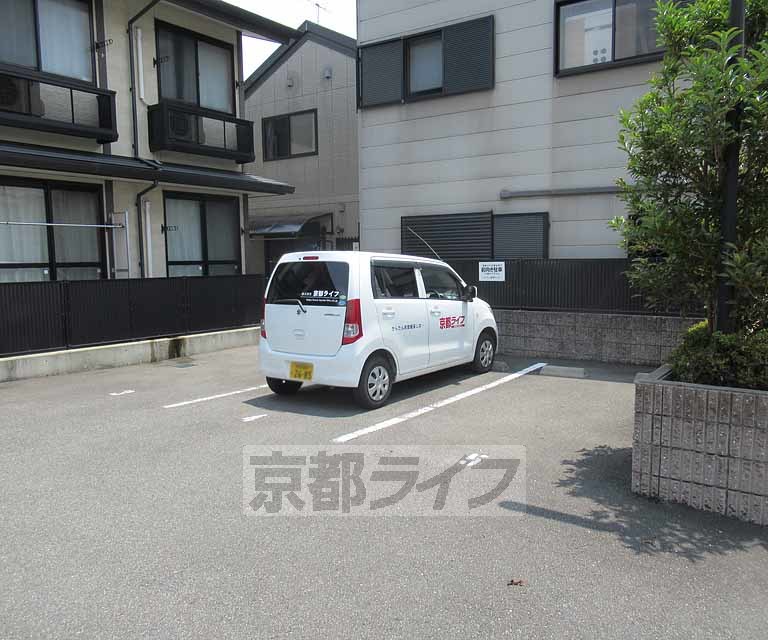 【京都市西京区樫原下池田町のアパートの駐車場】