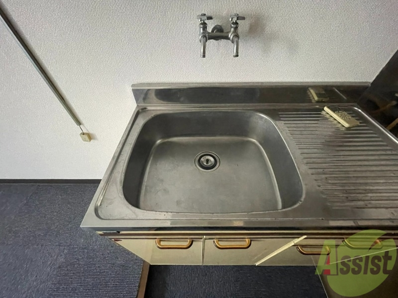 洗面設備　洗面台はないのでこちらのシンクをご利用くださいませ。