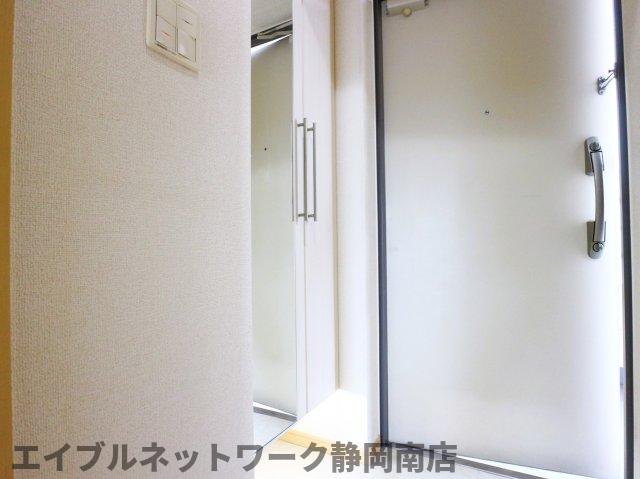 玄関　収納もある玄関です