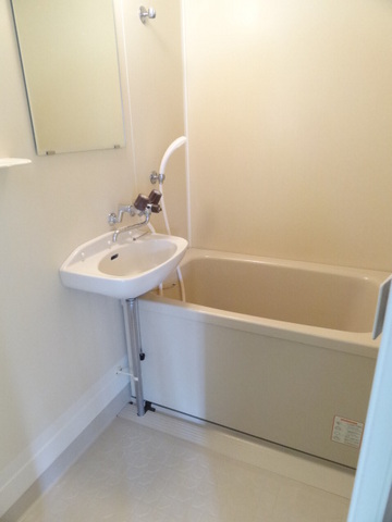 バス・シャワールーム　ミニ洗面台と一体型のバスルームです